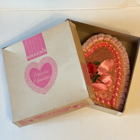 Vintage Pink Ruffled Brach’s Heart Shaped Valentines Chocolate Box - Picture 6 of 10